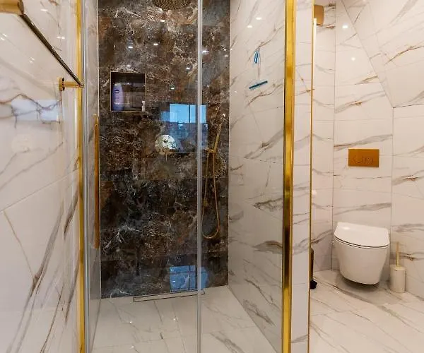 Zloty Jelonek - 4 Osobowy Na Placu Ratuszowym - Space